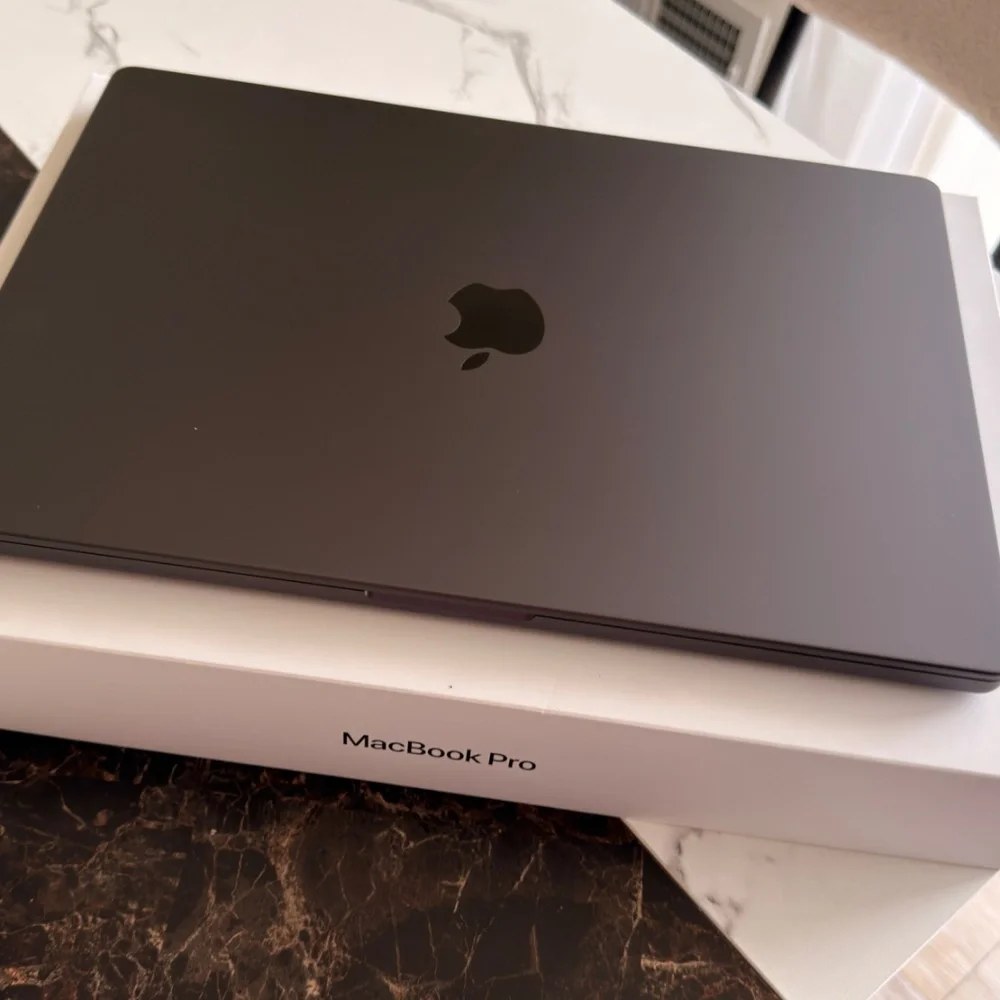 MacBook Pro 16 M4 MAX